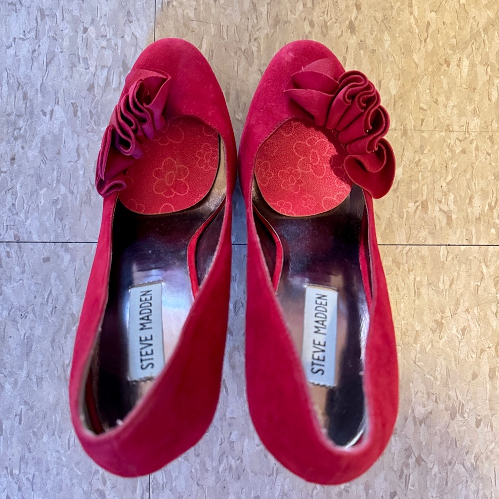 Steve Madden Red Suede w/rosette accent high heel pumps - gently worn